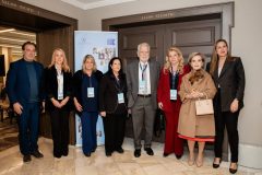 από αριστερά: Χάρης Ιωσήφ, Φένια Αδαμίδη, Γωγώ Σταθοπούλου, Ακαδημαϊκός Γεώργιος Χρούσος, Νούλη Μανώλη, Ελένη Σαμαρά-Κωνσταντακάτου, Ντόρα Δημοπούλου