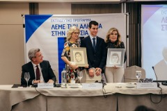 Μαθητής του Pierce Αμερικανικού Κολλεγίου Ελλάδας προσφέρει στις κυρίες Kennedy και Βαρδινογιάννη έργο ζωγραφικής του