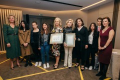 Οι κυρίες Kennedy και Βαρδινογιάννη με τους μαθητές του ΓΕΛ Ερμιόνης