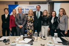 Οι κυρίες Kennedy και Βαρδινογιάννη με τους εκπροσώπους της Axion Hellas