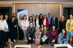Ομαδική φωτογραφία των σχολείων που παρουσίασαν τις δράσεις τους