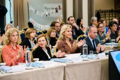 Οι εκπρόσωποι της AXION HELLAS Ιωάννα Μαρτίνου, Φωτεινή Μπίνιου, Ελίνα Βαμβακά, και ο Πρόεδρος Βασίλειος Πατέρας
