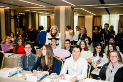 Η Μαριάννα Β. Βαρδινογιάννη με μαθητές των σχολείων που συμμετείχαν στο Σεμινάριο από τα Εκπαιδευτήρια Κωστέα - Γείτονα και το  1ο Γυμνάσιο Καισαριανής