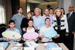 Η Μαριάννα Β. Βαρδινογιάννη με τους μαθητές και τους εκπαιδευτικούς του Ειδικού Λυκείου Κωφών και Βαρήκοων Αγίας Παρασκευής και τους μαθητές του Κολλεγίου