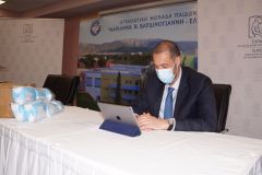 O Μανώλης Παπασάββας κατά τη διάρκεια της συνομιλίας μέσω skype