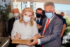 Η Μαριάννα Β. Βαρδινογιάννη υπογράφει το βιβλίο επισκεπτών του Δημαρχείου