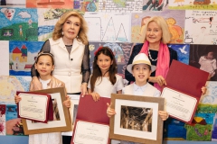 Μαριάννα Β. Βαρδινογιάννη και Shanna Ingram Παπαδήμου με τους νικητές της κατηγορίας Α’ και Β΄ Δημοτικού