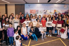 Ομαδική φωτογραφία με τους νικητές του Διαγωνισμού και τις οικογένειες τους
