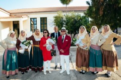 Ο Δήμαρχος Ερμιόνης μαζί με Ερμιονίτισσες υποδέχονται την Νάνα Μούσχουρη και τον σύζυγό της Andre Chapelle