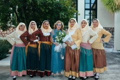 Η Μαριάννα Β. Βαρδινογιάννη με κορίτσια από την Ερμιόνη που την υποδέχτηκαν στο Δημαρχείο