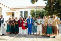 Ο Δήμαρχος Ερμιονίδας και Ερμιονίτισσες με παραδοσιακές στολές υποδέχονται την Μαριάννα και τον Βαρδή Ι. Βαρδινογιάννη, την Χριστιάννα Γουλανδρή και την Νάνα Μούσχουρη με τον σύζυγό της Andre Chapelle