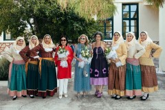 Νάνα Μούσχουρη, Μαριάννα Β. Βαρδινογιάννη, Μαργαρίτα Θεοδωράκη με Ερμιονίτισσες