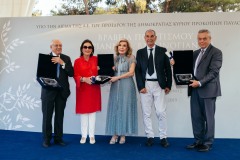 Μαριάννα Β. Βαρδινογιάννη και Δημήτρης Σφυρής με τους βραβευθέντες με τα Βραβεία Πολιτισμού