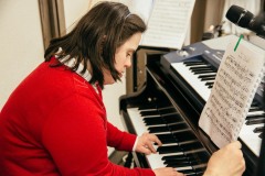 Η Όλγα Δασουρά έπαιξε πιάνο και αφιέρωσε το κομμάτι στην Μαριάννα Β. Βαρδινογιάννη