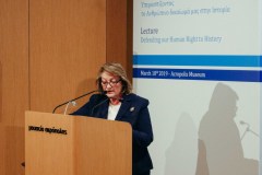 Η Σίσσυ Παυλοπούλου κατά την διάρκεια της ομιλίας της