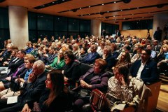 Το κατάμεστο από κόσμο Αμφιθέατρο του Μουσείου της Ακρόπολης