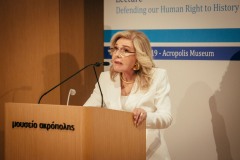 Η Μαριάννα Β. Βαρδινογιάννη κατά την διάρκεια της ομιλίας της