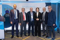 Η αναπληρώτρια Υπουργός Υγείας Ειρήνη Αγαπηδάκη με τον Κοινό Διοικητή των Νοσοκομείων Παίδων «Η ΑΓΙΑ ΣΟΦΙΑ» και «Π.&Α. ΚΥΡΙΑΚΟΥ» Μανώλη Παπασάββα και τους Διευθυντές των Μονάδων/Τμημάτων της Ογκολογικής Μονάδας Παίδων «Μαριάννα Β. Βαρδινογιάννη-ΕΛΠΙΔΑ» Βασίλειο Παπαδάκη, Δημήτριο Δογάνη, Αντώνη Καττάμη και Ευγένιο Γουσέτη