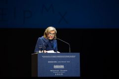 H Μαριάννα Β. Βαρδινογιάννη κατά τη διάρκεια της ομιλίας της