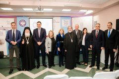 Κώστας Μπακογιάννης,  εκπρόσωπος του Αρχιεπισκόπου Αθηνών και πάσης Ελλάδος κυρίου Ιερωνύμου Θεοφιλέστατος Επίσκοπος Ρωγών Φιλόθεος, Βασίλης Κικίλιας, Σίσσυ Παυλοπούλου, Μαριάννα Β. Βαρδινογιάννη, Αρχιεπίσκοπος Θυατείρων και Μεγ. Βρεττανίας κύριος Νικήτας , Παναγιώτης Πικραμμένος, Αγάπη Ντούμου, Παναγιώτης Θεοδωρικάκος, Εμμανουήλ Παπασάββας