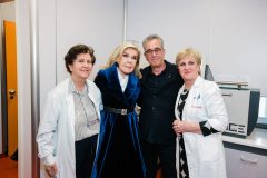 Η Μαριάννα Β. Βαρδινογιάννη με γιατρούς της Ογκολογικής Μονάδας Παίδων "Μαριάννα Β. Βαρδινογιάννη - ΕΛΠΙΔΑ"
