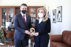 Ο Δήμαρχος Σαλαμίνας δωρίζει συμβολικά ένα κλαδί ελιάς στην Μαριάννα Βαρδινογιάννη