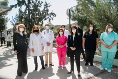 Μαριάννα Βαρδινογιάννη, Κατερίνα Σακελλαροπούλου με εργαζομένους του Κέντρου Υγείας