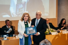 Η Μαριάννα Β. Βαρδινογιάννη επιδίδει στον Πρόεδρο της Δημοκρατίας το πρώτο αντίτυπο του λευκώματος
