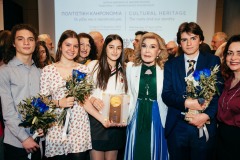 Η Μαριάννα Β. Βαρδινογιάννη με τους μαθητές των σχολείων