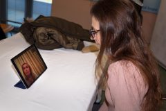 Η Μαριάννα Β. Βαρδινογιάννη συνομιλεί με την Χαρά, μητέρα παιδιού που νοσηλεύεται