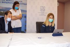 Μανώλης Παπασάββας, Αγάπη Ντούμου και Δήμητρα Μάη συνομιλούν με την Μαριάννα Β. Βαρδινογιάννη