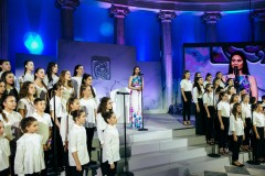 Η Σοφία Μανουσάκη τραγουδάει με την παιδική χορωδία "Μανώλης Καλομοίρης"
