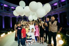 Η Μαριάννα Β. Βαρδινογιάννη με τα αποθεραπευμένα παιδιά της ΕΛΠΙΔΑΣ