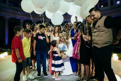 Η Μαριάννα Β. Βαρδινογιάννη με τα αποθεραπευμένα παιδιά της ΕΛΠΙΔΑΣ