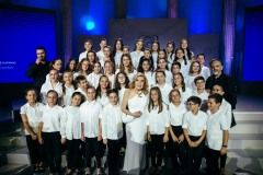 Η Μαριάννα Β. Βαρδινογιάννη με την παιδική χορωδία "Μανώλης Καλομοίρης"