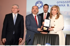 Η κ. Μαριάννα Β. Βαρδινογιάννη προσφέρει στον Τούρκο Υπουργό Υγείας την τιμητική πλακέτα της “ΕΛΠΙΔΑΣ”