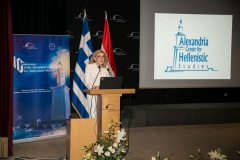 Η Μαριάννα Β. Βαρδινογιάννη κατά τη διάρκεια της ομιλίας της