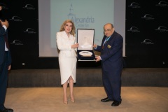Ο Διευθυντής της Βιβλιοθήκης της Αλεξάνδρειας Mostafa El Feki απονέμει τιμητική διάκριση στην Μαριάννα Β. Βαρδινογιάννη
