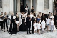 Στιγμιότυπο από το φινάλε της επίδειξης (φωτογραφία του πρακτορείου SOOC)