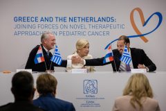 Στιγμιότυπο από την υπογραφή της Συμφωνίας ανάμεσα στα δύο Νοσοκομεία.  Rob Pieters, Μαριάννα Β. Βαρδινογιάννη, Μανώλης Παπασάββας