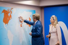 Το Βασιλικό Ζεύγος τοποθετεί τη σημαία της Ολλανδίας στον «Χάρτη Ειρήνης και Ελπίδας»
