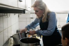 Ένα Χριστουγεννιάτικο γεύμα αγάπης για όλους ετοίμασε η Μαριάννα Β. Βαρδινογιάννη
