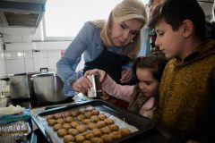 Ένα Χριστουγεννιάτικο γεύμα αγάπης για όλους ετοίμασε η Μαριάννα Β. Βαρδινογιάννη