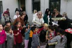 Η Μαριάννα Β. Βαρδινογιάννη μοιράζει δώρα στα παιδιά