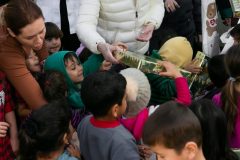 Η Μαριάννα Β. Βαρδινογιάννη μοιράζει δώρα στα παιδιά