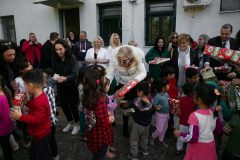 Η Μαριάννα Β. Βαρδινογιάννη μοιράζει δώρα στα παιδιά