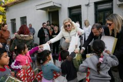 Η Μαριάννα Β. Βαρδινογιάννη μοιράζει δώρα στα παιδιά