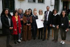 Η Μαριάννα Β. Βαρδινογιάννη με τους υπεύθυνους της Ανοιχτής Δομής Προσωρινής Υποδοχής Σχιστού και τον Διοικητή των Νοσοκομείων Παίδων "Η ΑΓΙΑ ΣΟΦΙΑ" και "Π.&Α. ΚΥΡΙΑΚΟΥ" Μανώλη Παπασάββα