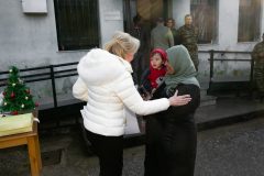 Η Μαριάννα Β. Βαρδινογιάννη με μια μητέρα από τη Συρία