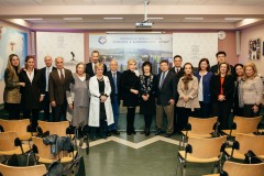 Μέλη των ΔΣ των Συλλόγων "ΕΛΠΙΔΑ" και "ΟΡΑΜΑ ΕΛΠΙΔΑΣ" και μέλη του ιατρικού και νοσηλευτικού προσωπικού της Ογκολογικής Μονάδας με την αντιπροσωπεία της Ακαδημίας της Κίνας